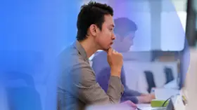現代的なオフィスで働く銀行員