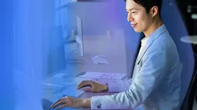 オフィスでコンピューターを操作する金融専門家