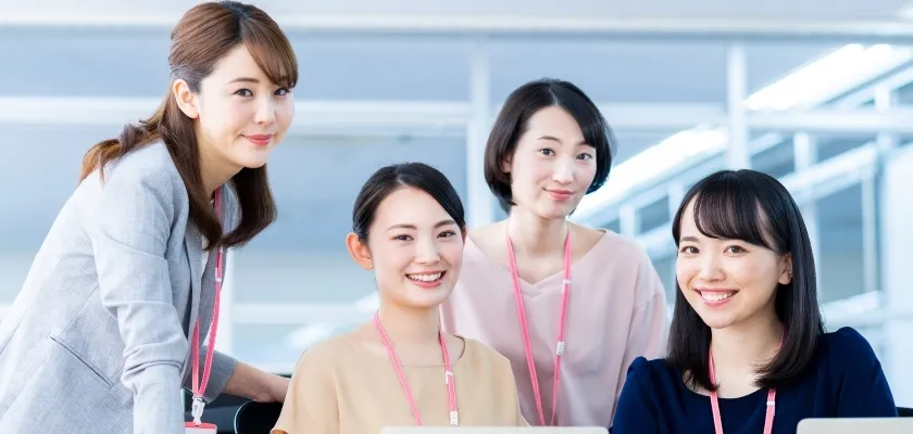 オフィスで集まり笑顔を見せる女性グループ