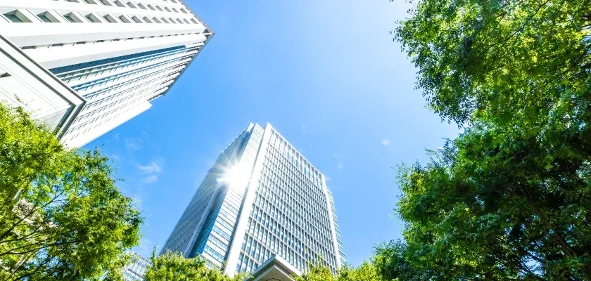 大企業の本社ビルと青空