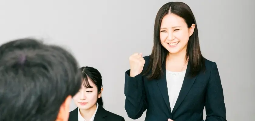 面接で笑顔を見せながら意欲をアピールする女性就活生