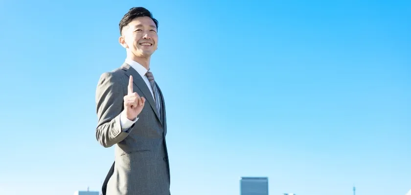 大企業でキャリアアップを目指すビジネスマン