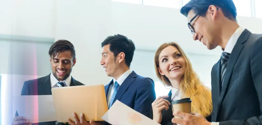 40代の転職で外資系企業のキャリア機会について話し合うビジネスパーソン。