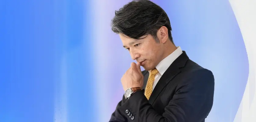 40代で転職を考え、次のキャリアを計画する日本人ビジネスマン。