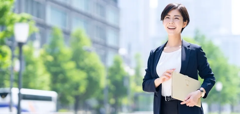 日本の女性管理職の現状を表す女性リーダーの写真