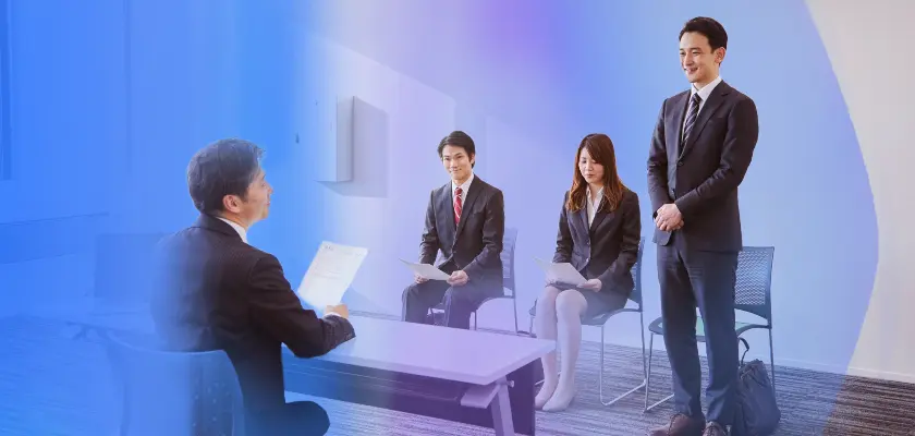 書類を提示する候補者と面接官 — 日本のオフィス職向け志望動機の例。