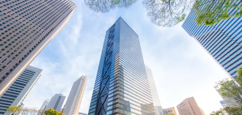東京の高層オフィスビル群 — 日本で事業展開する外資系保険会社。