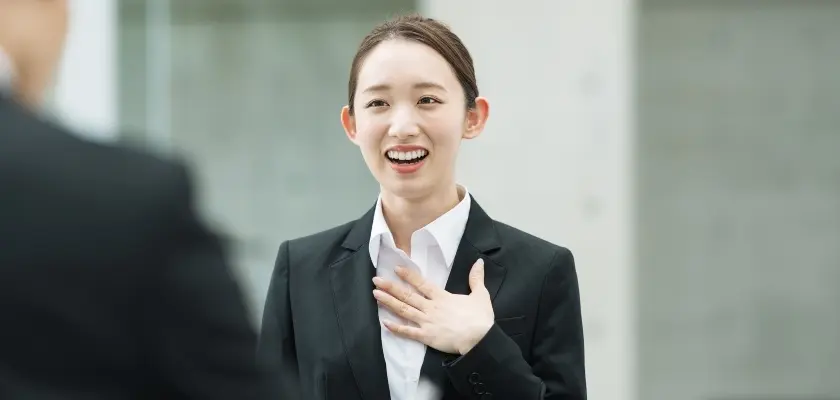 面接で笑顔で自己PRをする女性