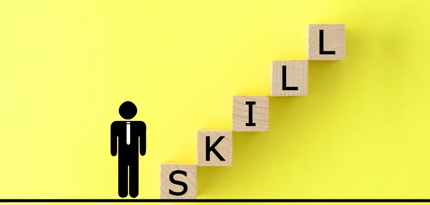 黄色い背景に『SKILL』と書かれた積み木を階段状に並べたイメージ