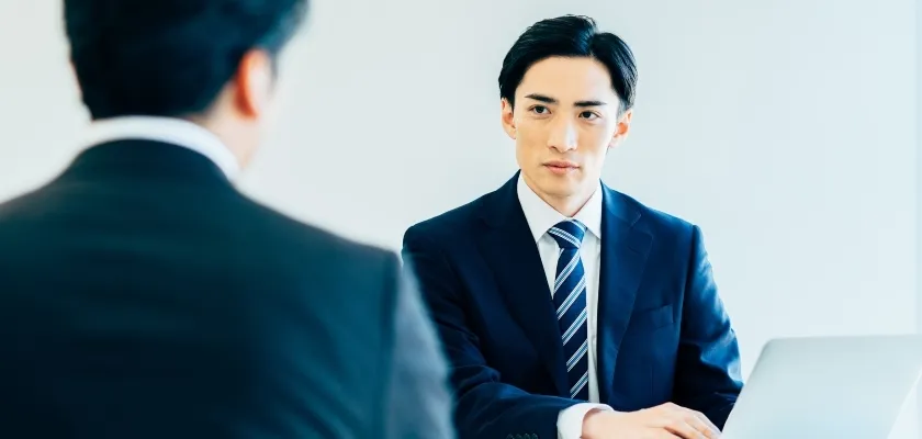 面接で真剣に話を聞くスーツ姿の男性