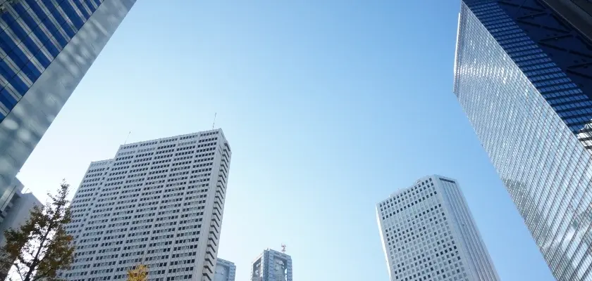 青空の下に立ち並ぶ高層ビル群