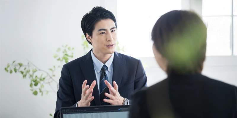 オフィスの会議で熱心に説明するビジネスマン。