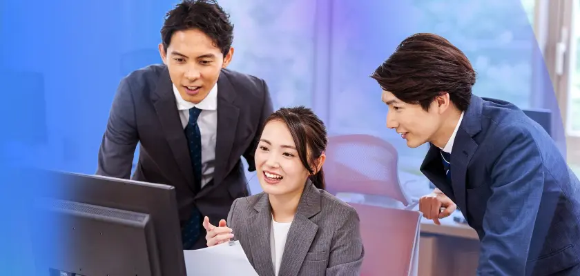 パソコンで協力するオフィスワーカー — 日本の主なオフィスワークの種類。