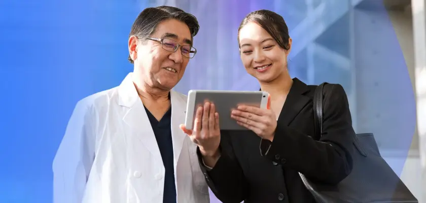 医療機器メーカーで働く社員と面談する医師