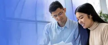 ノートパソコンで一緒に作業するの女性と男性 – ヘイズ・ジャパンの給与ガイドと市場インサイト。