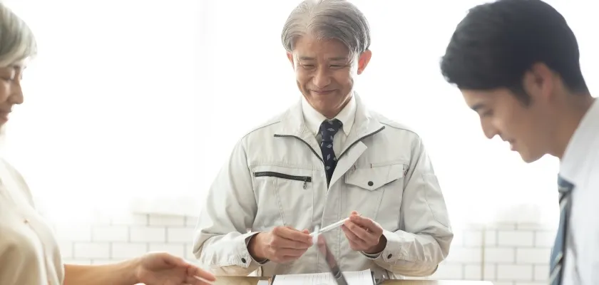 大企業で研修を受ける社員と上司
