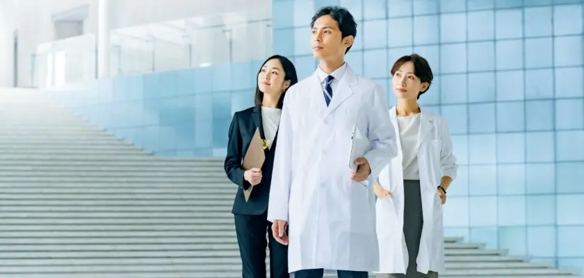 白衣を着た男性と女性が並び歩く医薬情報担当者のイメージ