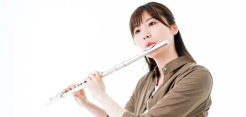 フルートを演奏する女性