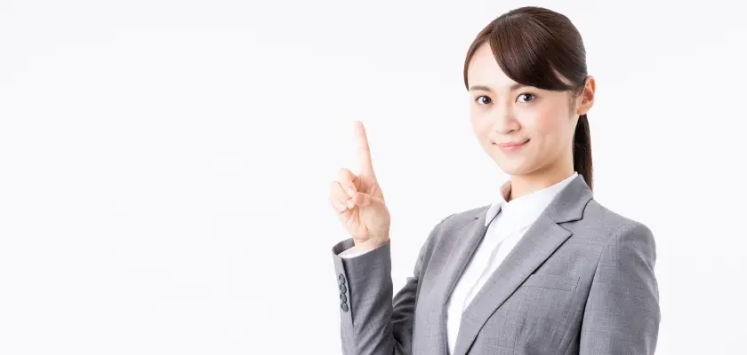 AIの文字が入った脳を両手で支えるスーツ姿の男性