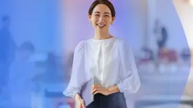 明るいオフィスに立つ人事マネージャー