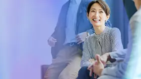 ビジネス会議で笑顔を見せる保険業界の担当者